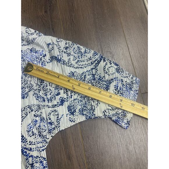 Chico’s Pleated Floral Print Blouse Blue White V-Neck Short Sleeve Top Size 1 M - Picture 4 of 7